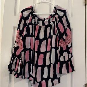 Crown & Ivy top w/flirty bell sleeves sz L